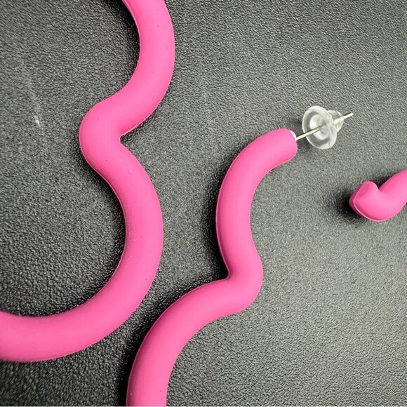 Pink Flower Hoop Earrings - Matte Geometric Y2K Party Earrings - Picture 4 of 6